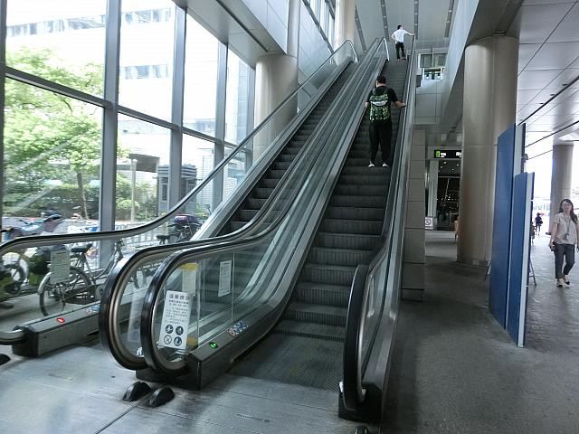 ①出て右手のエスカレーターを上がり、