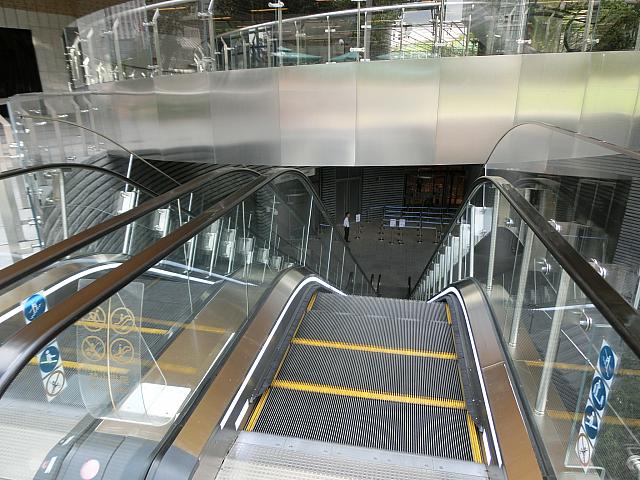 ブース向かいのエスカレーターを下り、