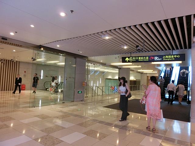 「陸家嘴」6号出口のすぐ左に直結している「ifc mall」の地下2階に入ります
