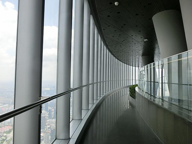 スタイリッシュな展望フロア
