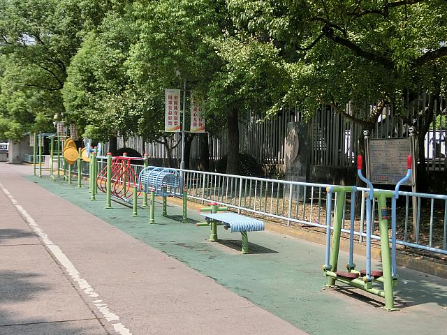 公園のような雰囲気。朝は体操やジョギングをする人が集います