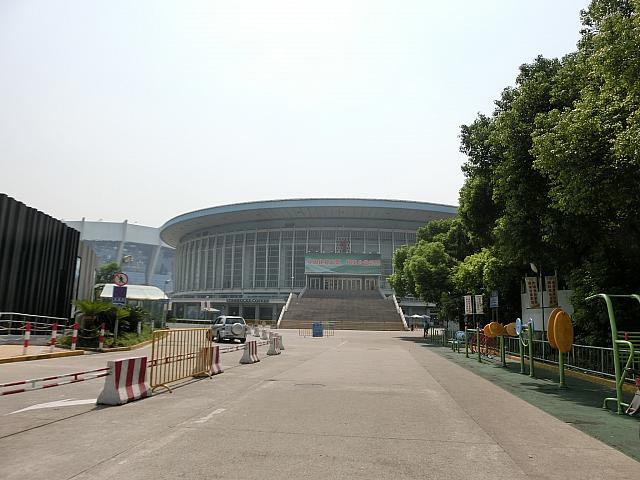 スタジアムの敷地内に入ります