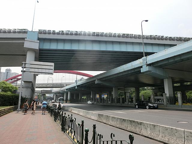高架線路や高速が交わるエリア