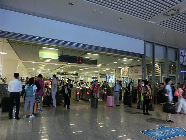 ①いちばん西側の改札を出ます