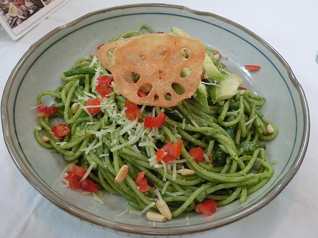 バジルとアボカドのパスタ