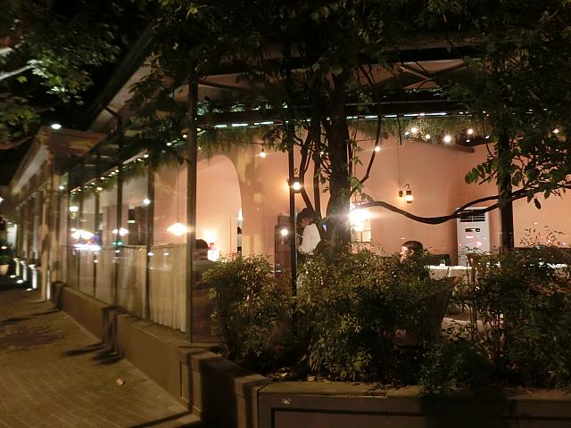 夜の外観