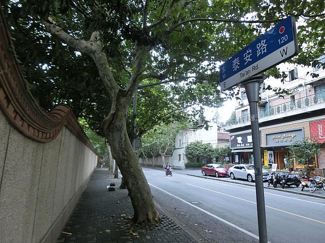 ②一本目の泰安路を右折します