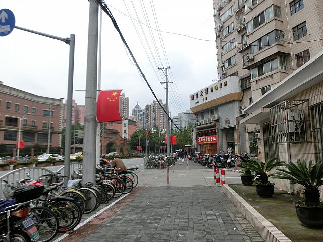 ①出たところ、華山路を右（北）へ