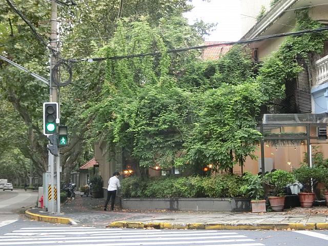 ⑥復興西路とのT字路にお店を発見