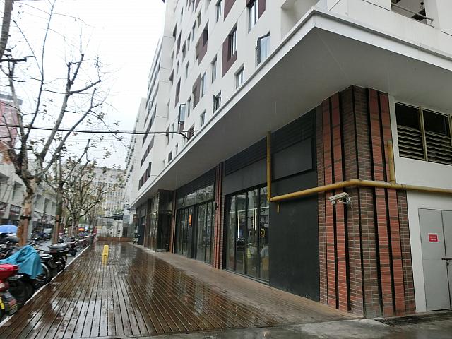 ⑥右手に見えてくるこの建物にお店が