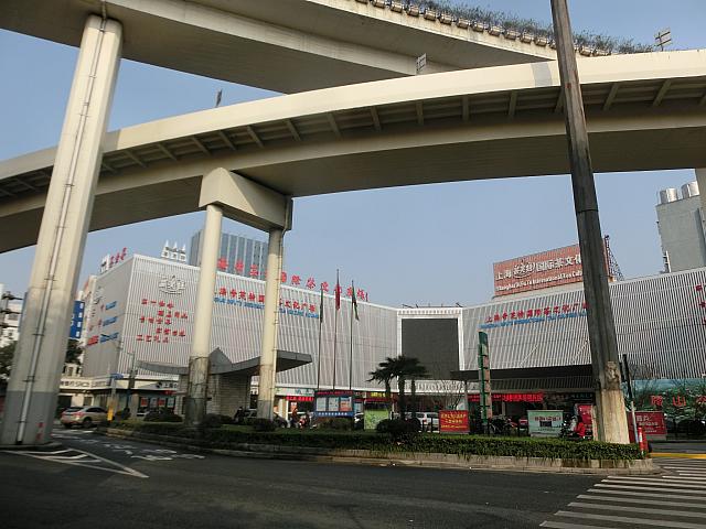 ⑥左手前方に建物が見えてきます