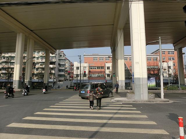 ③高架下を渡ります