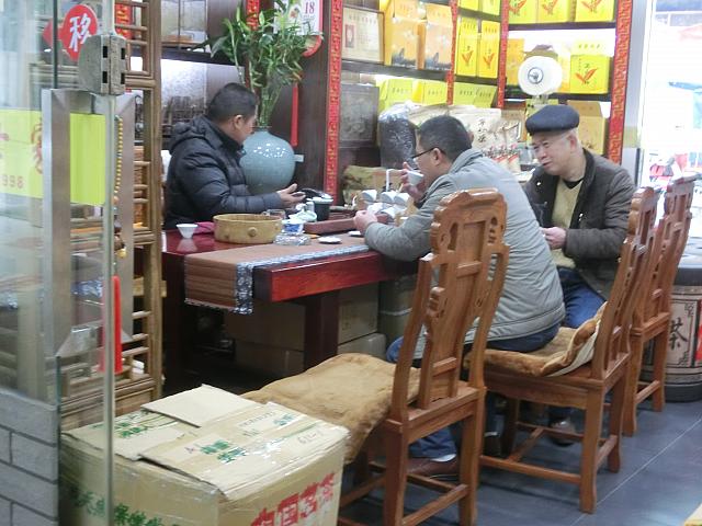 観光客ではなく、業者の人が試飲しています