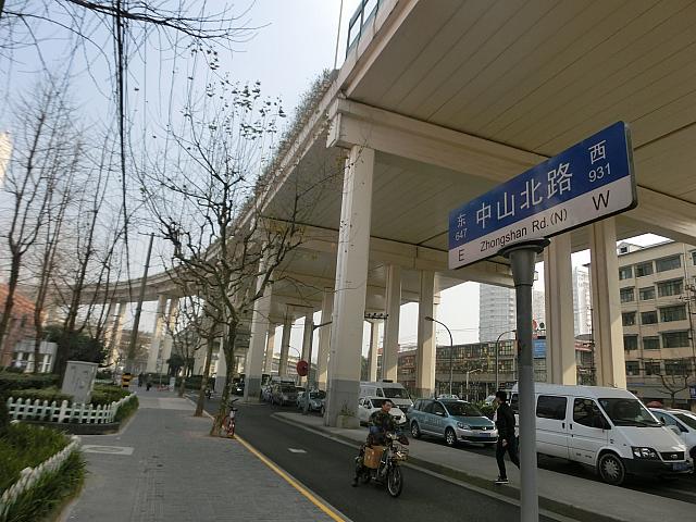 ④渡ったら右手へ