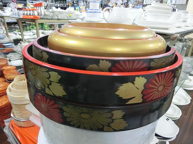 寿司桶。和食の道具もあります