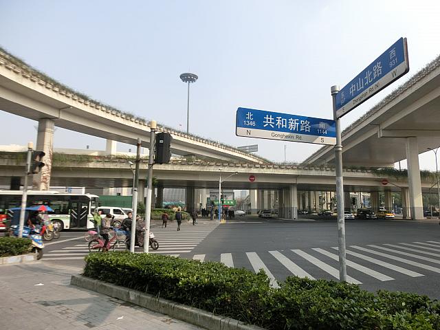 ⑤共和新路との交差点を渡ると、