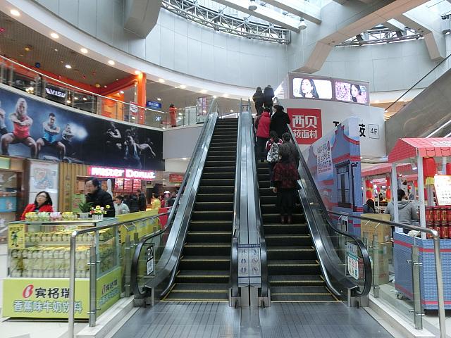 ②入ってすぐのこのエスカレーターで地下1階へ