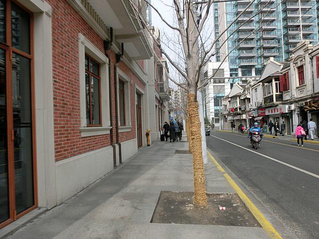 ②突き当たりの茂名北路を左折