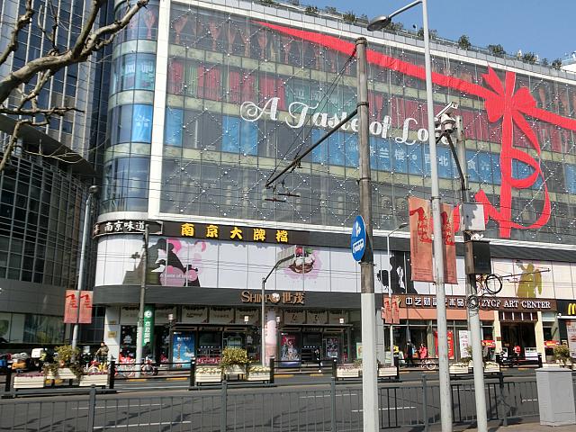 ②すぐ右手、道路の向かいにお店が入るビルが見えます。店名も見えます