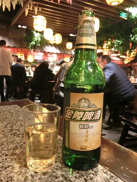 まずは南京のご当地ビール「金陵啤酒」（14元）で乾杯