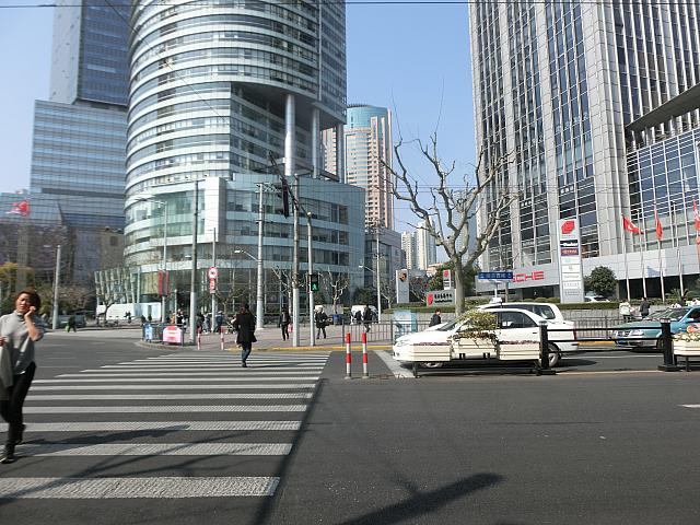 ③西側の横断歩道を渡って、