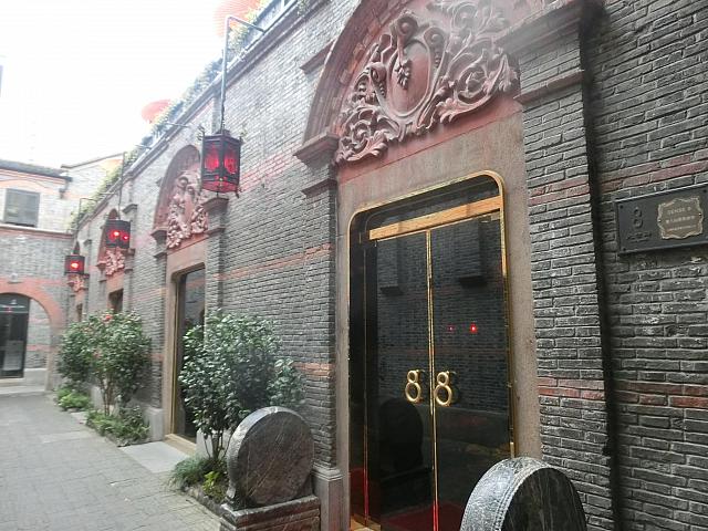 ⑥右手最初のドアがお店の入り口です