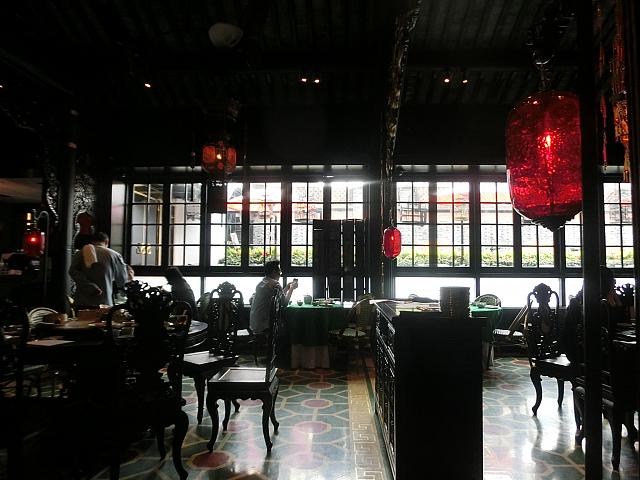 朝日が差し込む店内