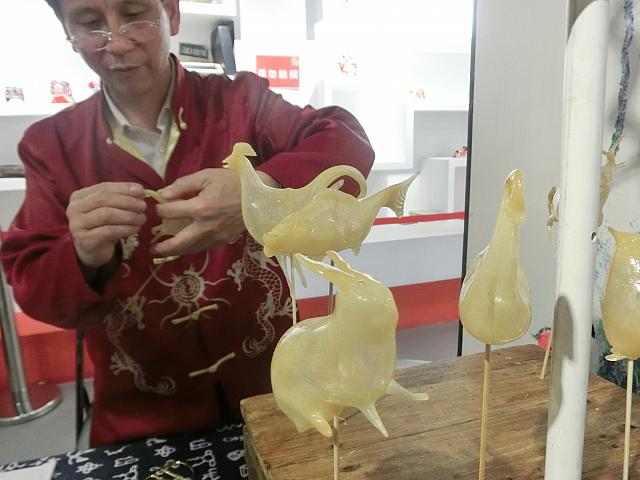 吹きガラスの要領で作る飴細工