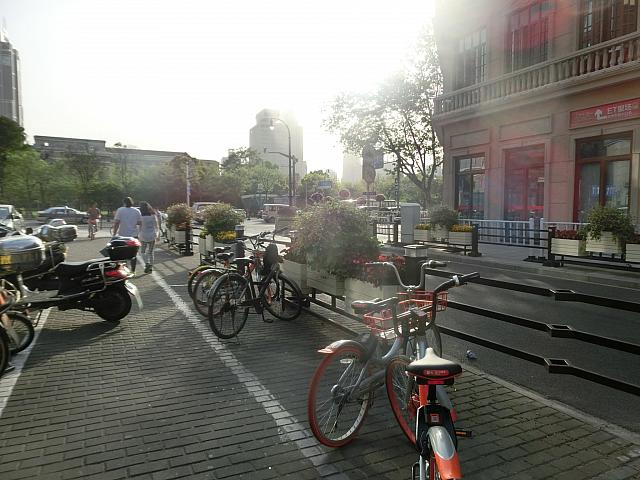 ②左へ進み、