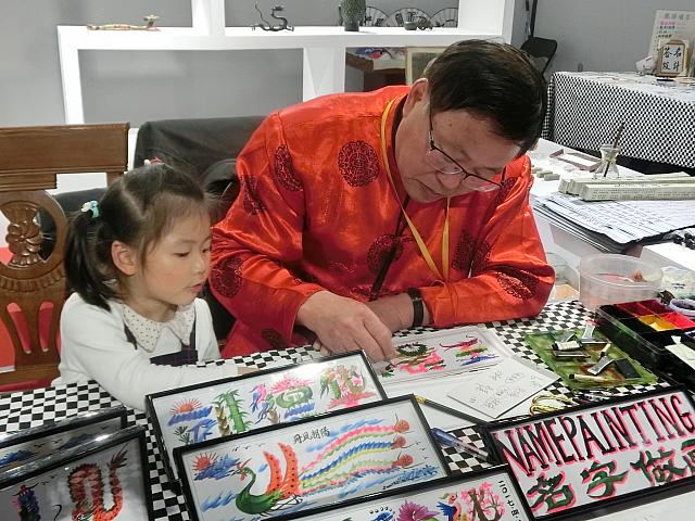 こんな近くで、職人に密着して見学可能