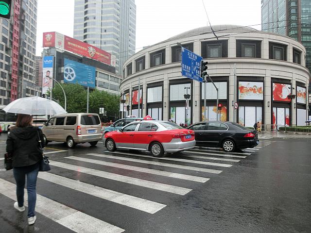 ②前方右手、一つ目の横断歩道を渡り、