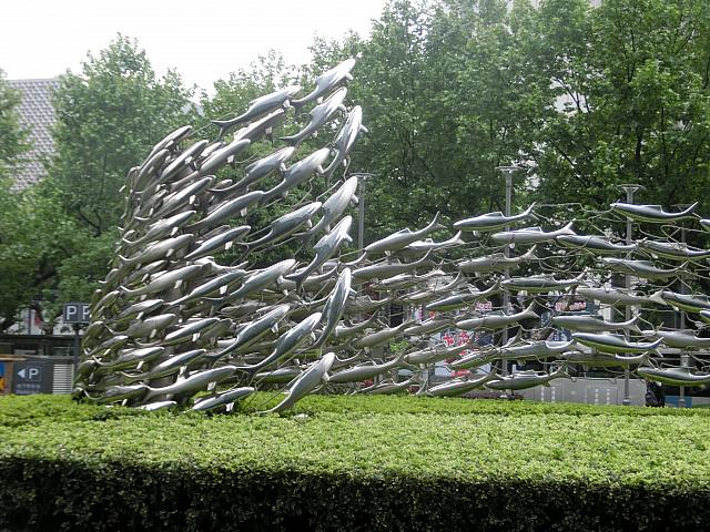 ⑥この、魚のオブジェがあるビルですよ