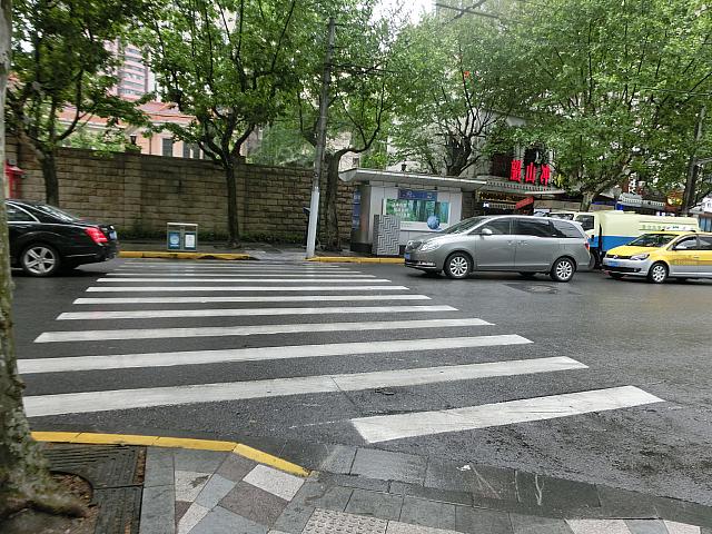 ④一つ目の信号で南京西路を渡り、