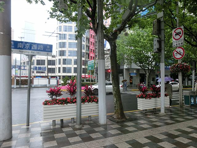 ③左に進んだところにある南京西路を右手へ進みます