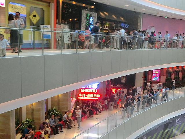 吹き抜けを囲む楕円のコンコース