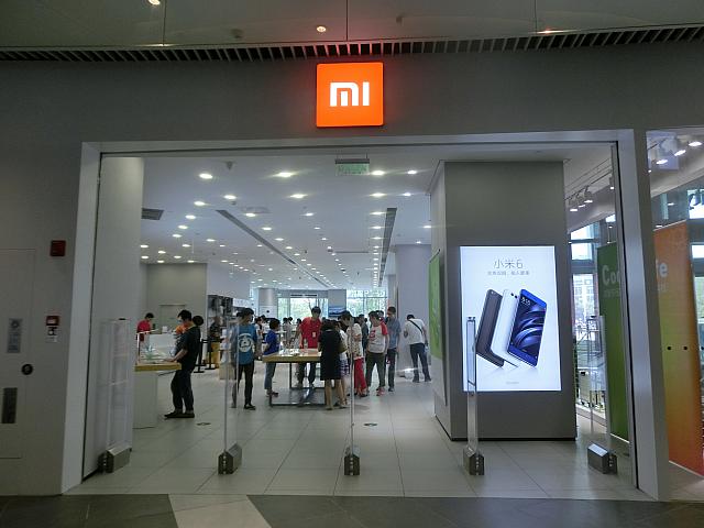 アップルではなく「mi」や、