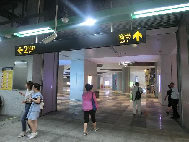 2号出口付近に地下売り場への入り口も