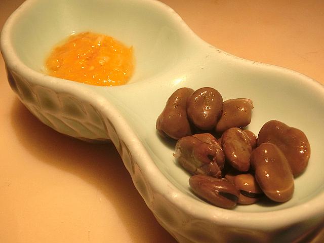 激辛ペーストをつけて食べます