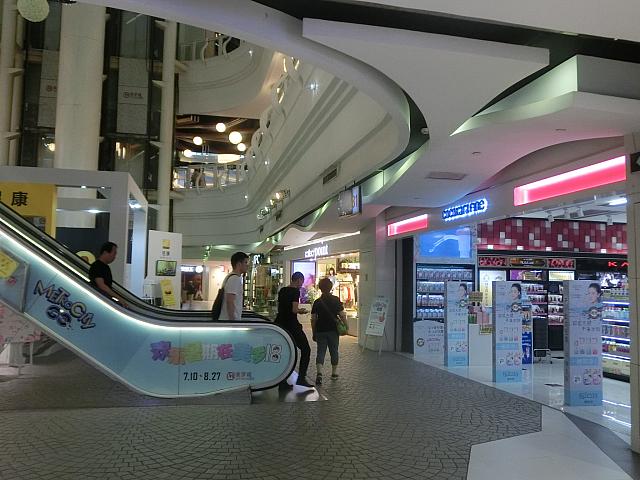 ⑤3番目に見えるエスカレーターを上ります