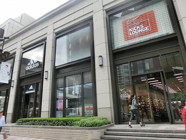 ナイキ、アディダス