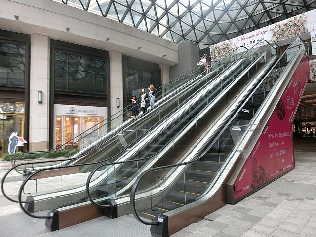 出るとすぐ入口があります