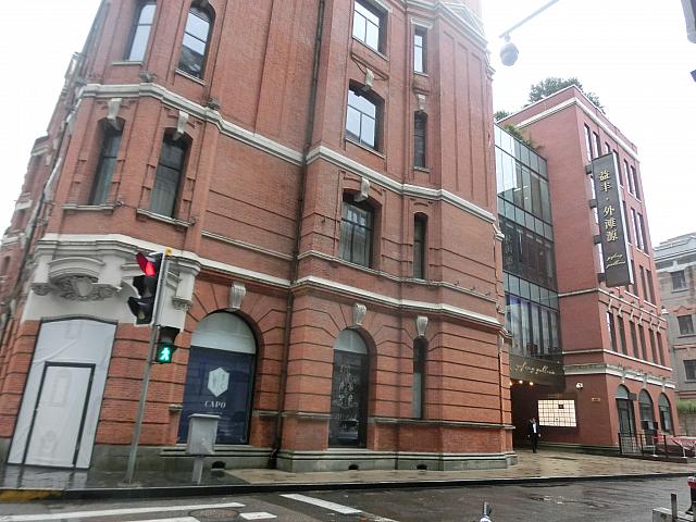 ⑤その右手のこのレンガの建物へ