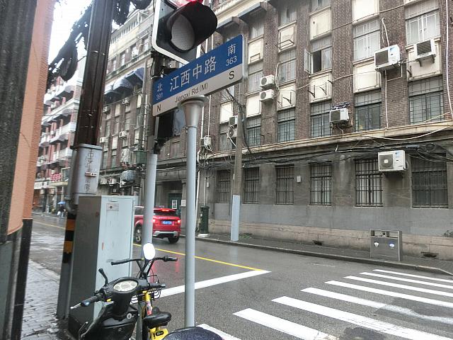 ②一本目の江西中路を左折します