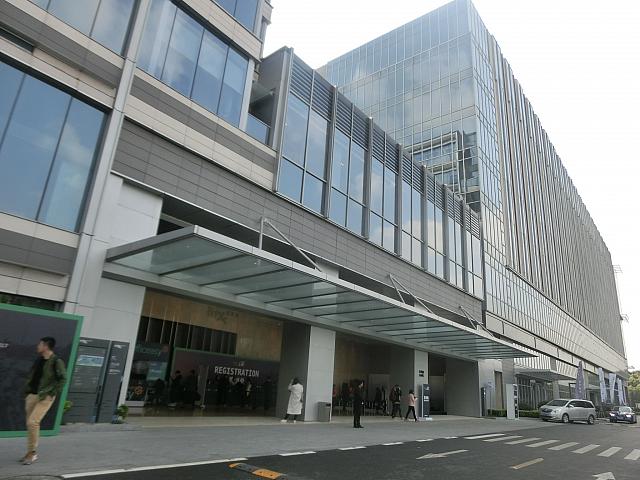 地下鉄の駅から地上へ上がるとオフィス棟が