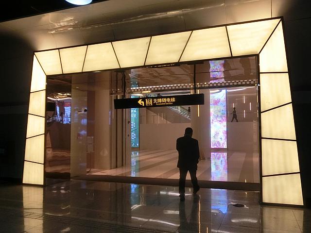 地下売り場への入り口があります