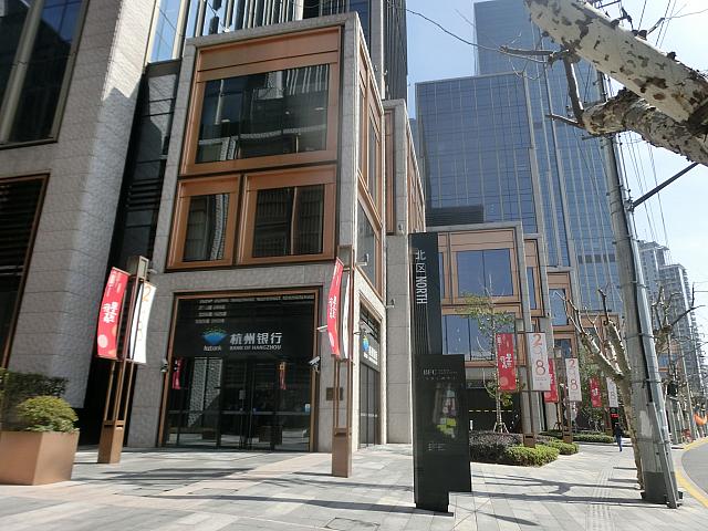 ⑥「BFC外灘金融中心」の敷地に沿って歩き、
