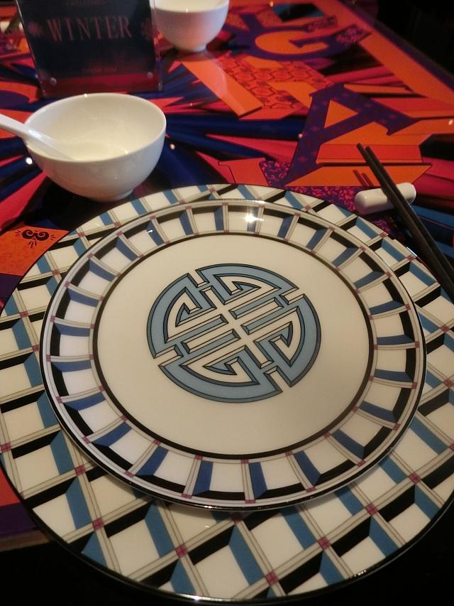 ビビットな色合いとシノワズリなデザインが特徴