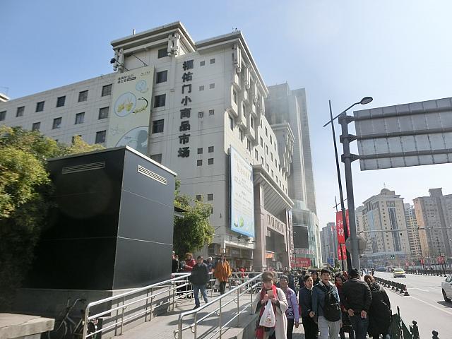 ①駅を出て後方、「福祐門小商品市場」が見える方へ進みます
