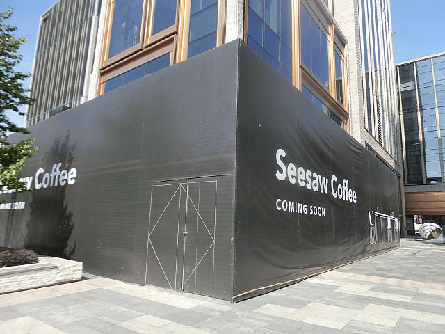 ⑦「Seesaw Coffee」（もうすぐオープン）のところを左折