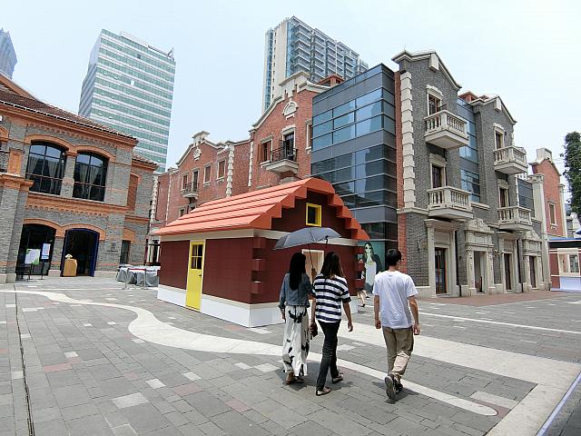 駅を出たところが敷地内